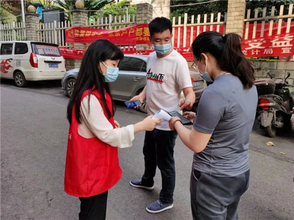 重庆市文明家庭陈丽娜家庭化身红岩志愿者协助社区开展疫情防控。