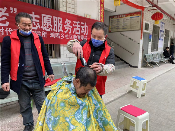 志愿者给老人们理发。 城口县鸡鸣乡供图