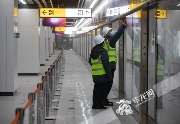 02：车站运营人员在检查屏蔽门工作情况。华龙网-新重庆客户端记者 张质 摄