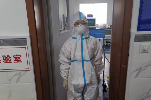 2李霞穿着防护服准备进入实验室。采访对象供图 华龙网发