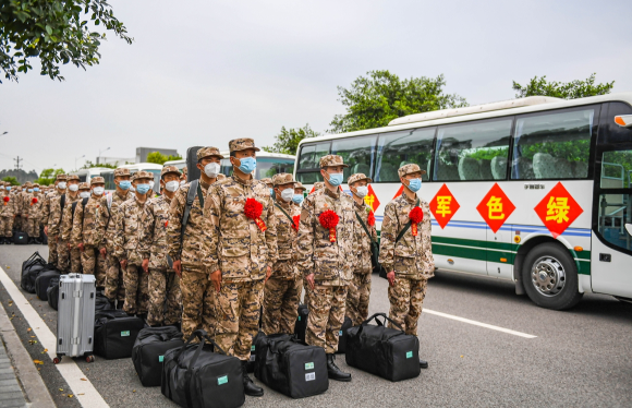 1新兵整齐列队，准备进入营区。通讯员 王维 周宇恒 王肸 摄