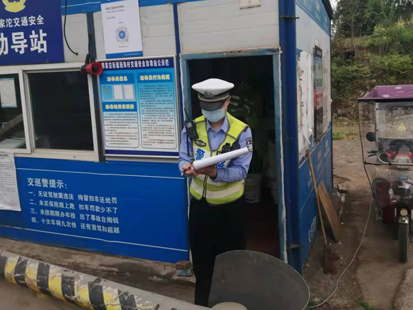 江北交巡警正在沿路设立文明驾驶宣传站。 江北郭家沱街道办事处供图 华龙网发