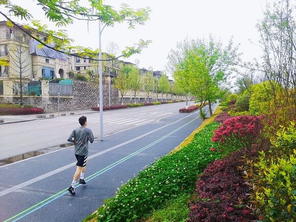 市民在步道上跑步。两江新区宣传部供图 华龙网-新重庆客户端 发