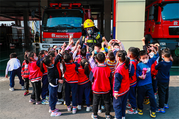 孩子们给消防员拥抱、比心，十分暖心