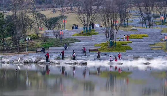市民在浒溪公园游玩。滨江新城供图