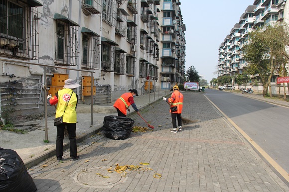 志愿者与环卫工人一起打扫社区卫生。大足区委宣传部供图 华龙网发
