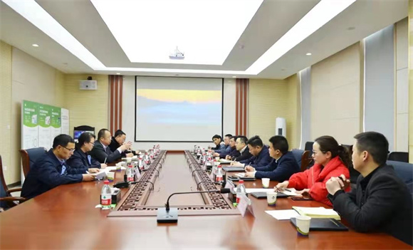 招商人员在甘肃省兰州市与和盛堂公司洽谈。巫山县委宣传部供图 华龙网发