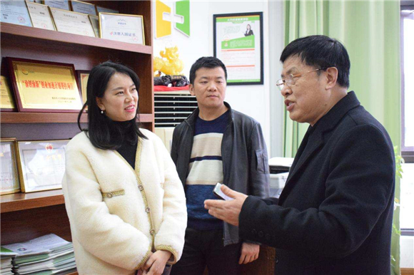 3重庆市就业培训中心副主任张国宇走访「心云通」。36氪供图