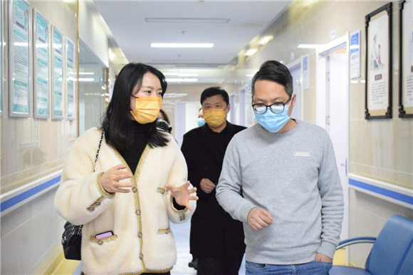 5重庆市就业培训中心副主任张国宇走访「中肾智慧医疗」。36氪供图
