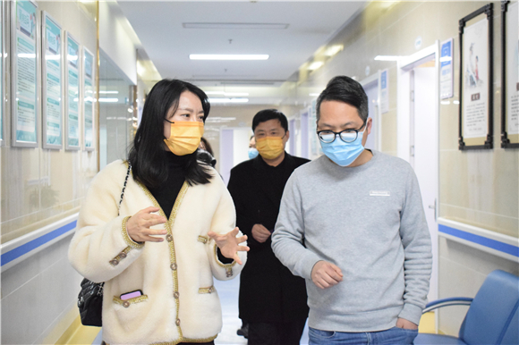 3重庆市就业培训中心副主任张国宇走访帮扶企业中肾智慧医疗。36氪供图