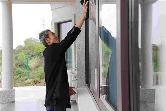 村民正在擦洗窗户。通讯员 朱大亮 摄