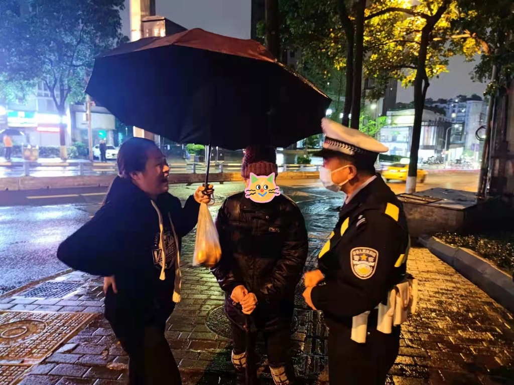 0热心市民给老人撑伞，一直等到民警前来。沙坪坝区警方供图 华龙网-新重庆客户端 发