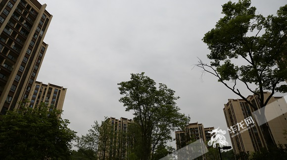 今日午后，中心城区上空被阴云覆盖。华龙网-新重庆客户端记者 罗杰 摄