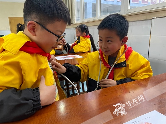 重庆大学城第二小学校，同学们正在进行趣味游戏。华龙网-新重庆客户端 实习生 王旭睿 摄