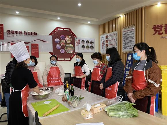 3邀请巾帼志愿者在社区党群服务中心开展劳动技能培训。通讯员 陈天红 摄