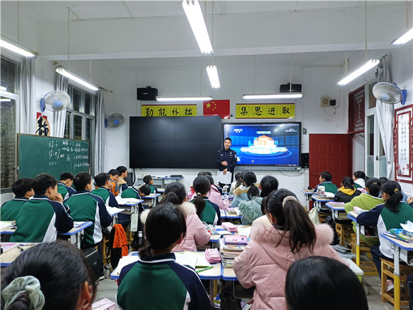 民警与学生在课堂上互动。云阳县公安局供图 华龙网发