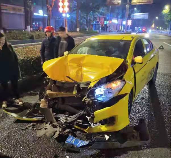 0事故现场，被撞的出租车。沙坪坝区警方供图 华龙网-新重庆客户端 发