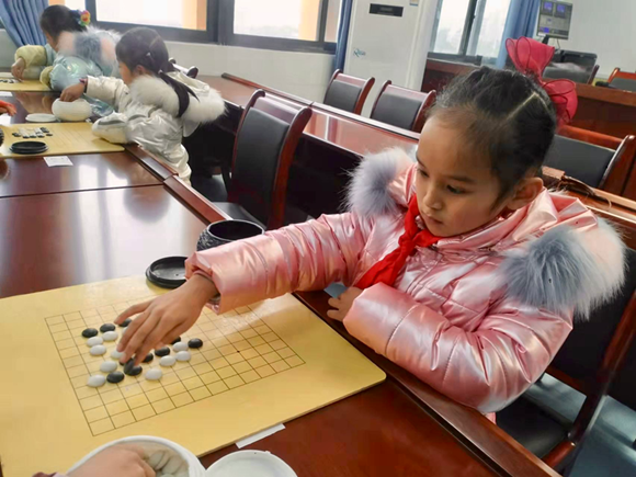 重庆万州五桥实验学校的孩子正在学习围棋课程。重庆万州五桥实验学校 供图 华龙网-新重庆客户端 发