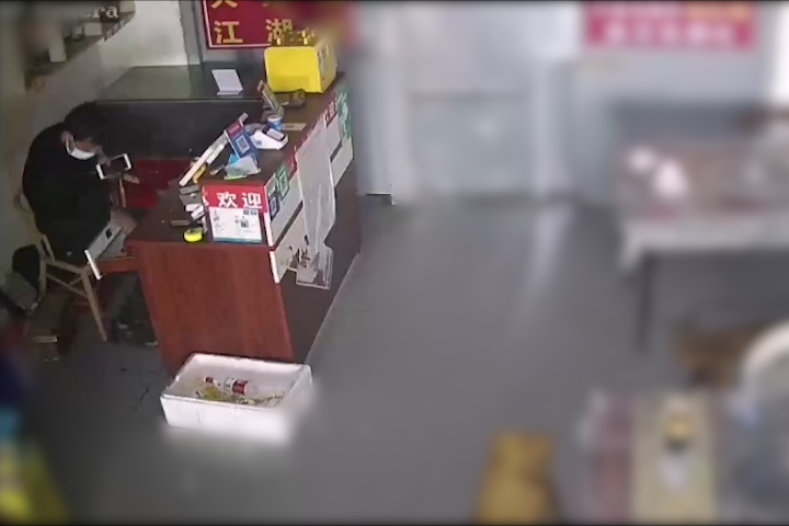 1男子作案的过程被摄像头拍下。重庆高新区警方供图 华龙网-新重庆客户端 发