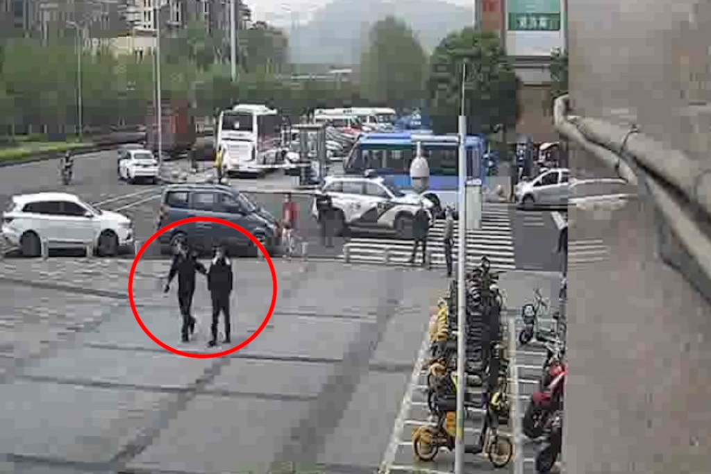 2民警带嫌疑男子回派出所。重庆高新区警方供图 华龙网-新重庆客户端 发