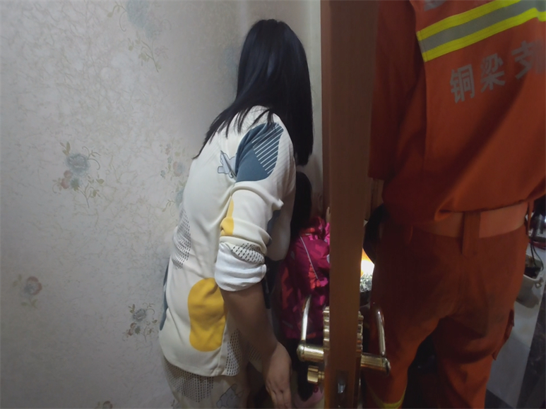 1消防员拆门，帮助女孩脱困。铜梁消防供图 华龙网-新重庆客户端 发