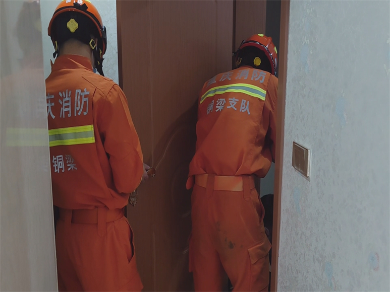 2女孩脱困后，消防员又帮忙装门。铜梁消防供图 华龙网-新重庆客户端 发