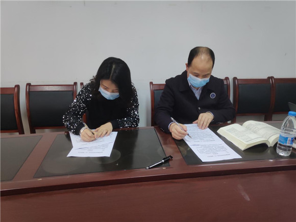 飞岚垭社区书记与辖区律师事务所签订结对帮扶协议。通讯员 刘源 摄