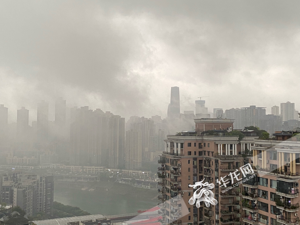 雨天持续,乌云密布。华龙网-新重庆客户端记者 李裕锟 摄 3