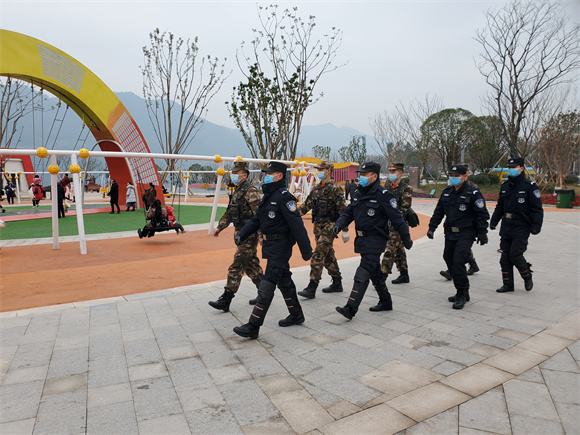 民警在公园里巡逻。云阳县公安局供图 华龙网发