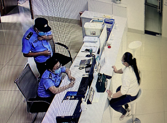 0邱女士讲述被骗经过。重庆高新区警方供图 华龙网-新重庆客户端 发