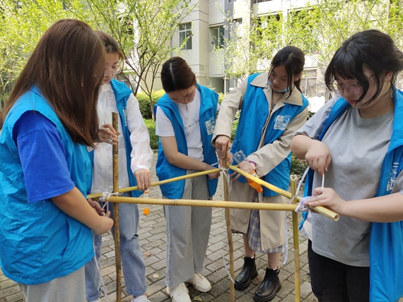 志愿者合力制作支架 重庆理工大学供图 华龙网发