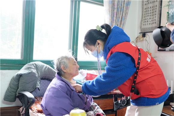 3为老年人进行健康义诊。通讯员 刘丹 摄