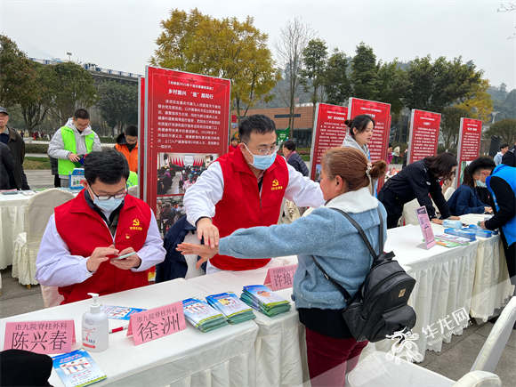 志愿者医生现场为市民进行初步诊断。华龙网-新重庆客户端见习记者 辛一囡 摄