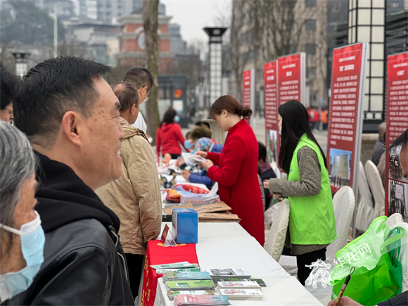 活动现场市民体验志愿者项目喜笑颜开。华龙网-新重庆客户端见习记者 辛一囡 摄