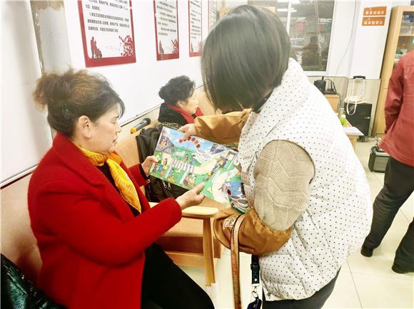 志愿者正在为居民宣传解读《重庆市文明行为促进条例》。通讯员 周小琪 摄