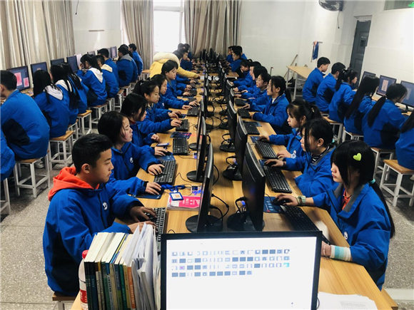 秀山职教中心电子商务专业班级学生正进行专业技能训练。通讯员 杨帆 摄
