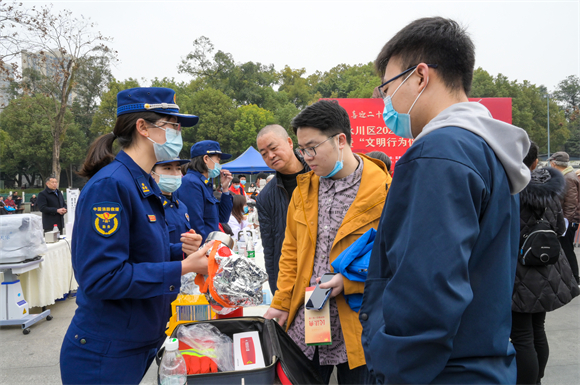 永川消防學雷鋒在行動宣傳服務暖人心