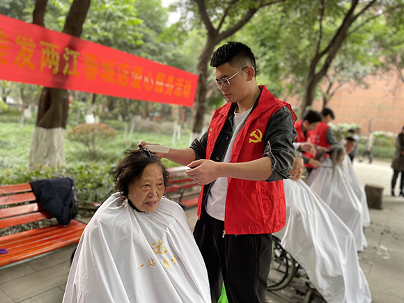 青年理发师志愿者为居民义剪。 龙山街道办事处供图 华龙网发