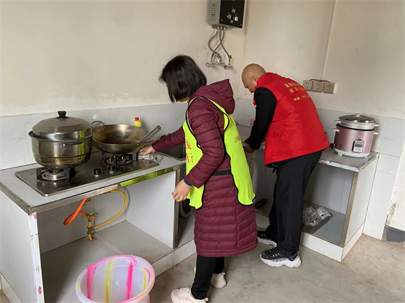 志愿者们为帮扶户整理厨房。龙山街道办事处供图 华龙网发