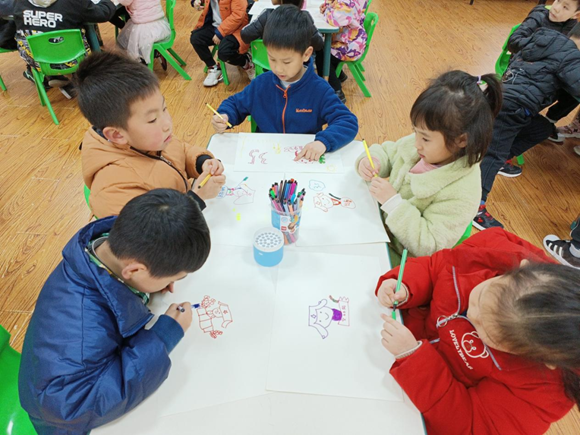 三之三幼儿园的小朋友们正在用彩色笔画出自己心中的雷锋。仙桃街道办事处供图 华龙网发