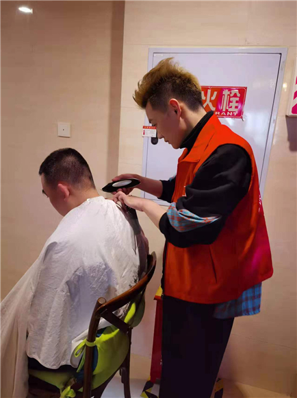 志愿者为居民提供上门义剪服务。江北城街道供图 华龙网发