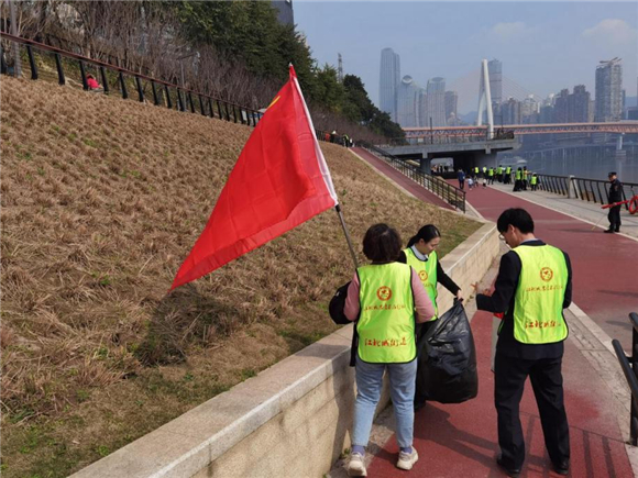 志愿者在江滩公园开展志愿服务活动。江北城街道供图