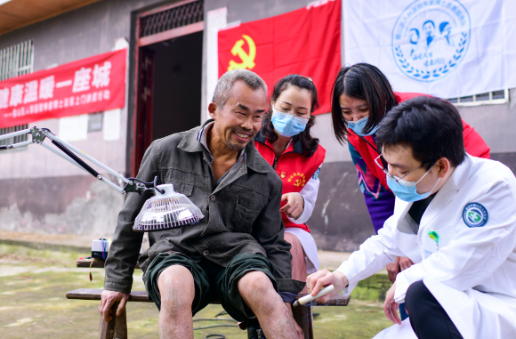 重庆组织医护人员开展关爱老人活动。通讯员 胡悦建 摄