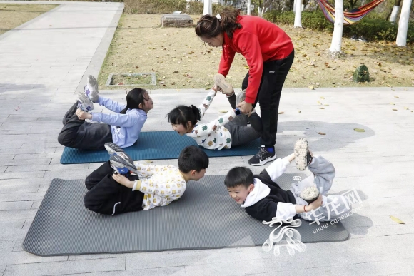 两江新区金山公园里，小朋友们正在户外锻炼身体。华龙网-新重庆客户端记者 石涛 摄