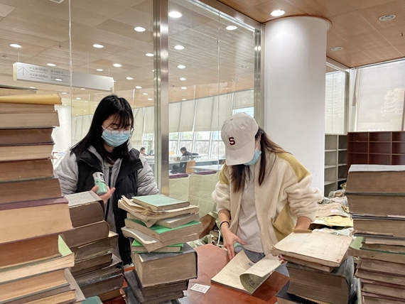 志愿者整理书籍 学校供图 华龙网发