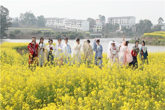 游客在仙龙镇万亩油菜花基地拍照赏花。通讯员 陈仕川 摄