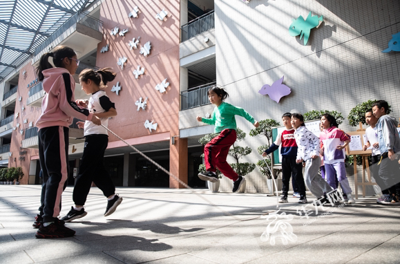 重庆谢家湾学校的学生在课间玩跳绳。华龙网-新重庆客户端记者 张质 摄