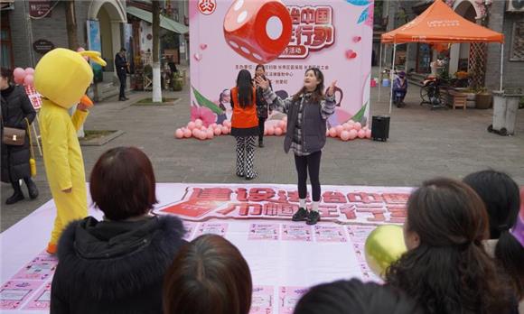 1群众正在参与长寿区妇女专题普法宣传中的趣味活动。通讯员 朱江 摄