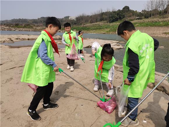 3合力社区小小志愿者在嘉陵江边清扫垃圾。通讯员 文佩雯 摄