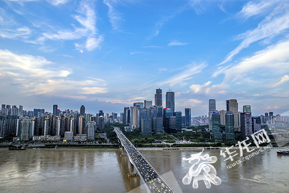 空气质量越来越好，市民经常能看见“重庆蓝”。华龙网-新重庆客户端 记者 李文科 摄